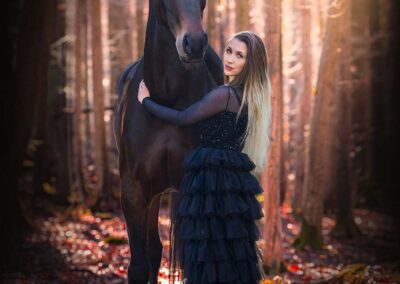 koń i kobieta w lesie