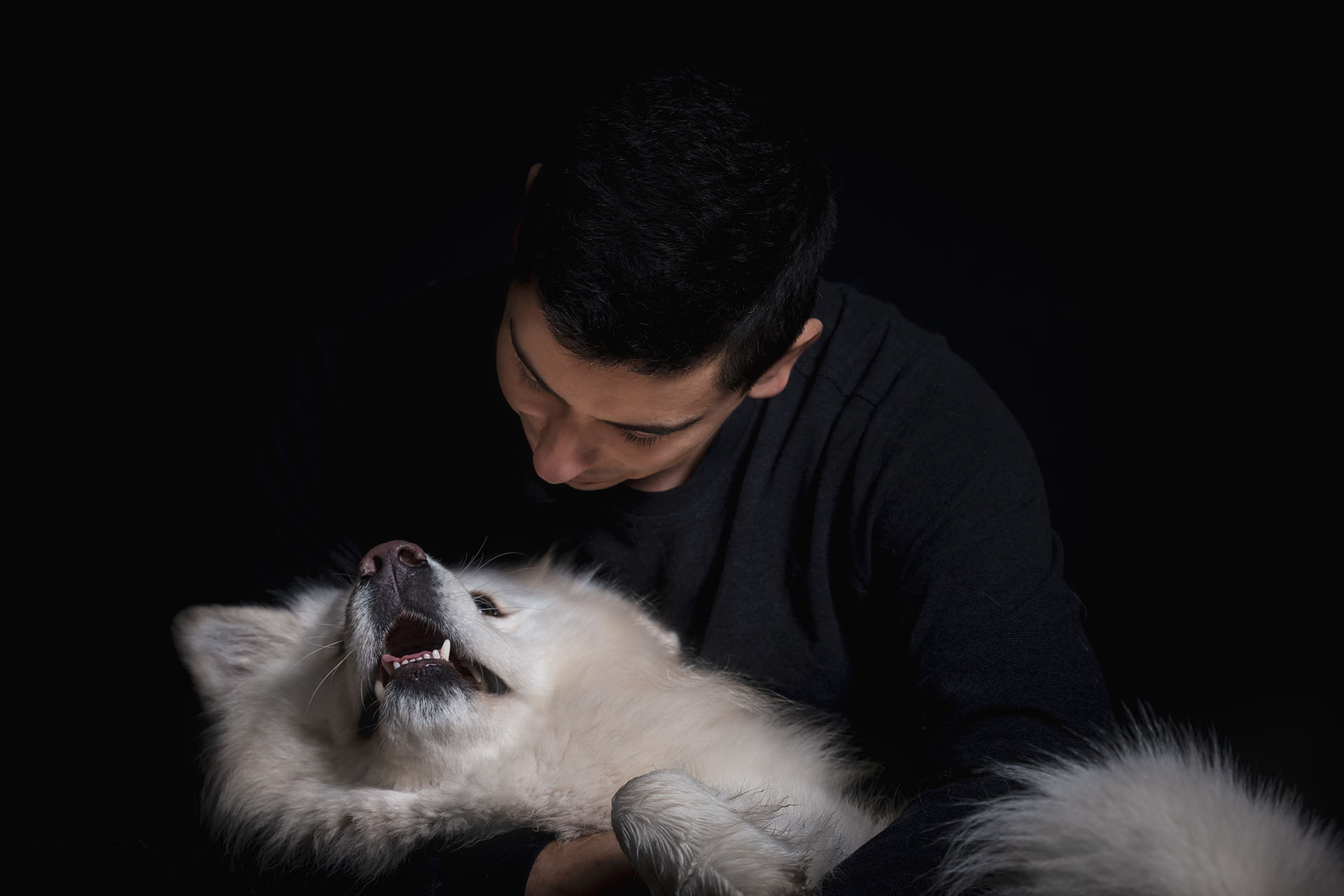 człowiek z białym owczarkiem