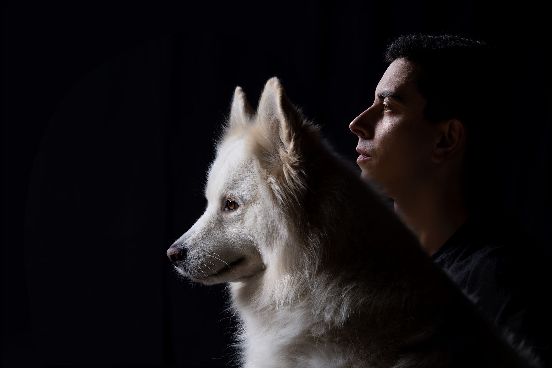 mężczyzna z białym owczarkiem