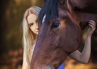 koń i kobieta w lesie