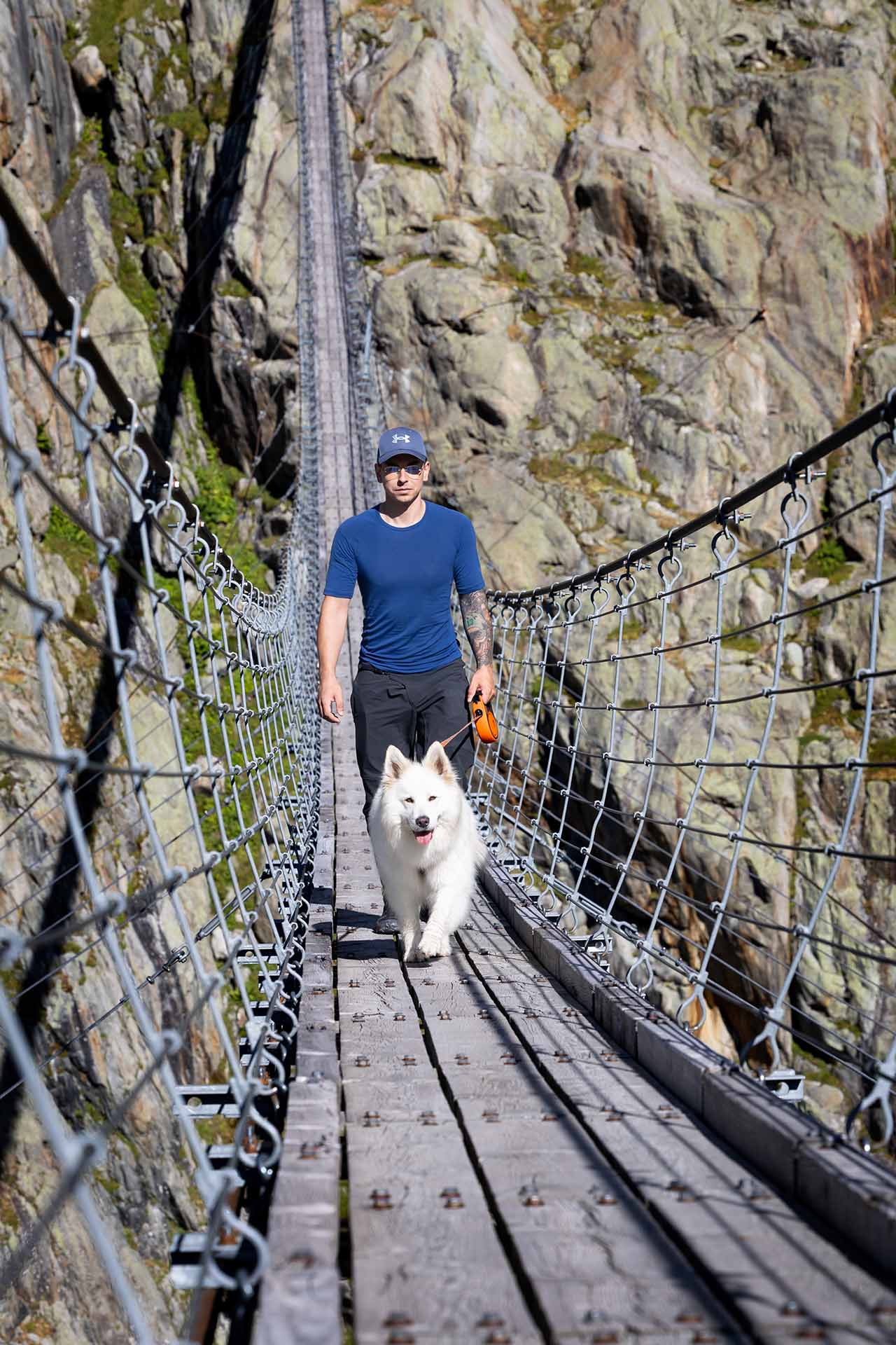 mężczyzna w górach z psem